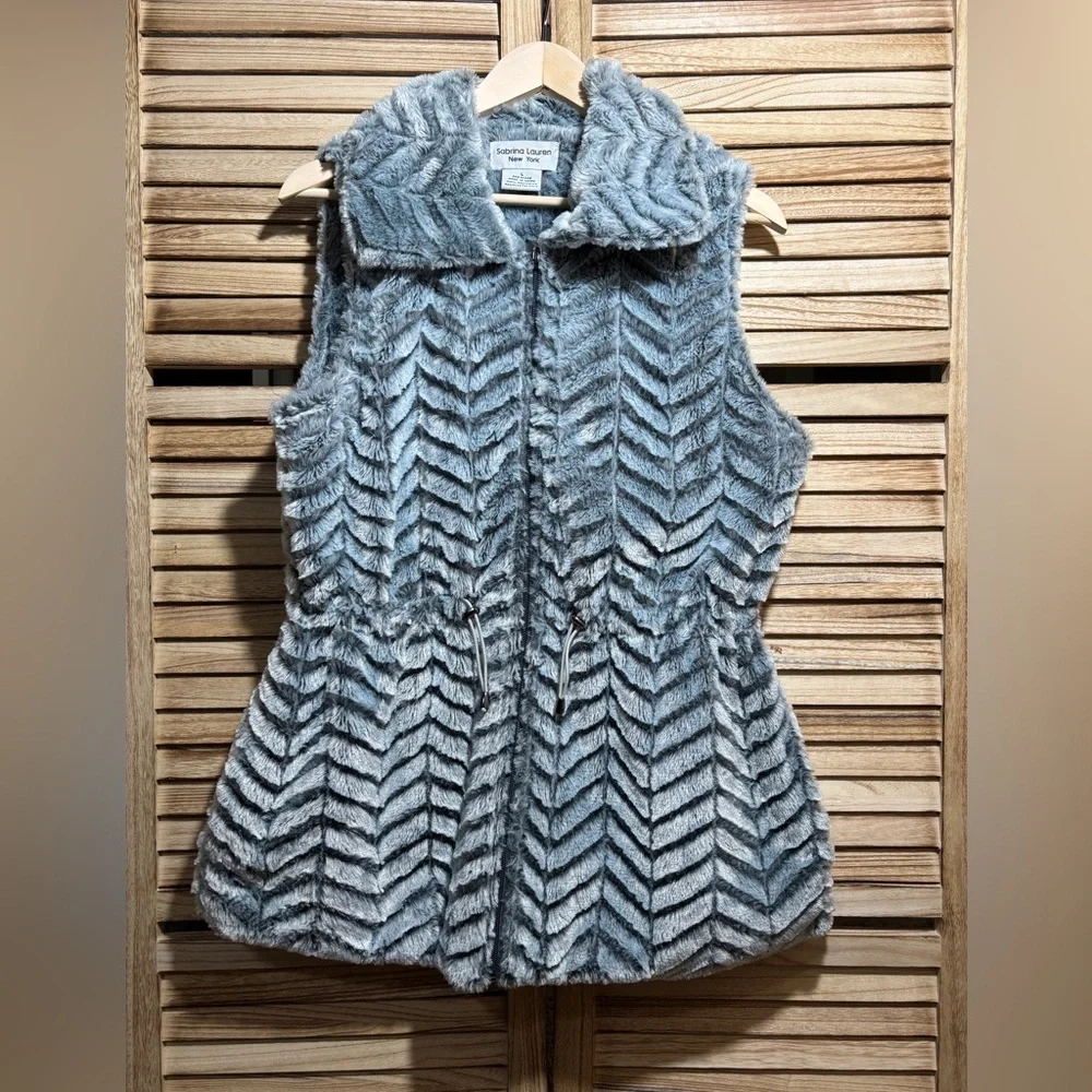 Sabrina Lauren Chevron Faux Fur Vest Silvery Blue Grey Alpine Chic Size L EUC